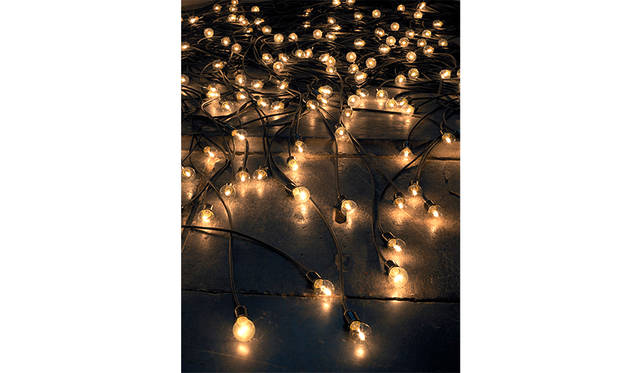 《黄昏》　2015 / ソケット、電球、電気コード / 作家蔵 © Christian Boltanski / ADAGP, Paris, 2019, © Oude Kerk, Amsterdam, Photo by Gert Jan Van Rooij