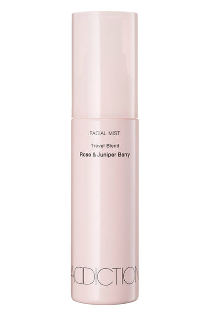 <strong>アディクション　フェイシャルミスト</strong><br>Travel Blend Rose & Juniper Berry<br>天然精油｜ジュニパーベリー配合<br>容量｜50mL<br>価格｜2800円（税抜）