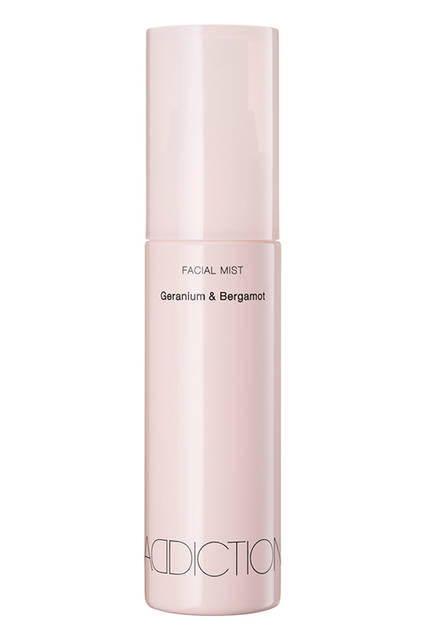 <strong>アディクション　フェイシャルミスト</strong><br>Geranium & Bergamot<sup>※限定製品</sup><br>天然精油｜ゼラニウム・ベルガモット配合<br>容量｜50mL<br>価格｜2800円（税抜）