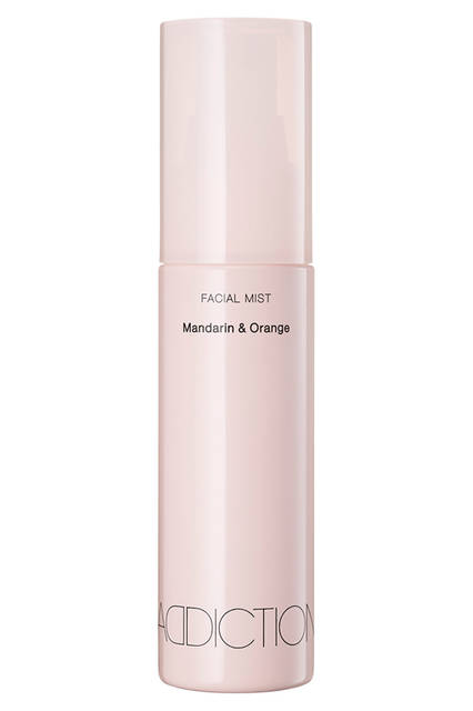<strong>アディクション　フェイシャルミスト</strong><br>Mandarin & Orange<sup>※限定製品</sup><br>天然精油｜マンダリン・オレンジ配合<br>容量｜50mL<br>価格｜2800円（税抜）