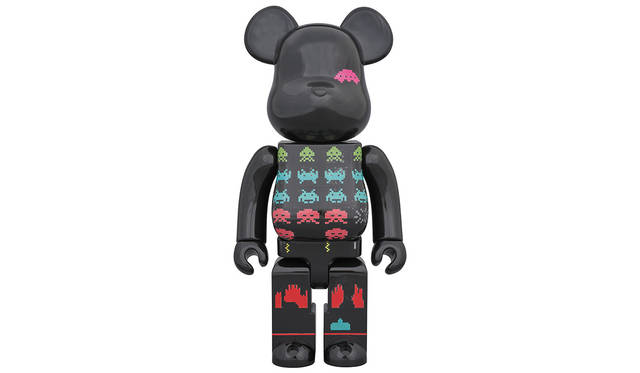 「BE@RBRICK SPACE INVADERS 400%」は全高約280mm。3月24日（日）00：00～4月10日（水）23：59、メディコム・トイ直営各店舗及びオンラインストア各店、他一部店舗にて注文受付。9504円。8月発売・発送予定。※詳細は www.medicomtoy.co.jp/ にて。