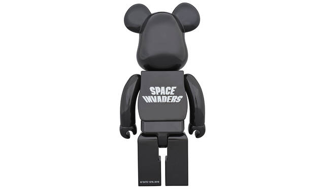 「BE@RBRICK SPACE INVADERS 400%」は全高約280mm。3月24日（日）00：00～4月10日（水）23：59、メディコム・トイ直営各店舗及びオンラインストア各店、他一部店舗にて注文受付。9504円。8月発売・発送予定。※詳細は www.medicomtoy.co.jp/ にて。