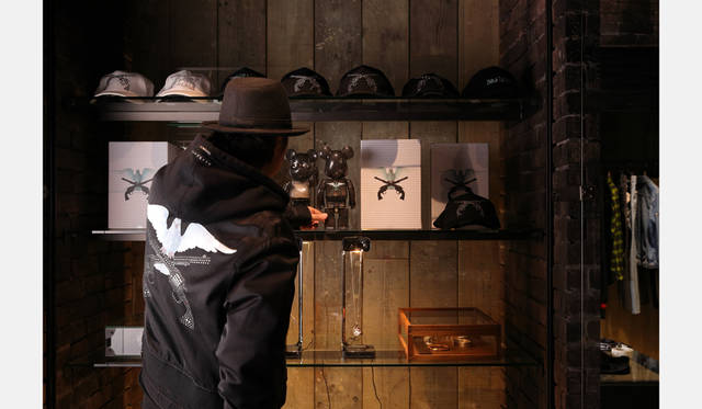 濱中氏が着用しているジャケットは、2019SSに登場したroarguns☓3.PARADISのコラボレーションアイテム。BE@RBRICKと同様に、背中には白い鳩とクロスガンが描かれている。