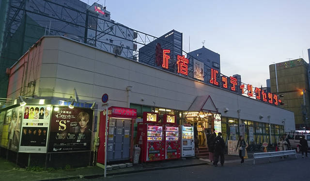 <strong>新宿バッティングセンター</strong><br> 住所｜東京都新宿区歌舞伎町2-21-13<br> TEL｜03-3200-2478<br> 営業｜10:00～4:00　年中無休