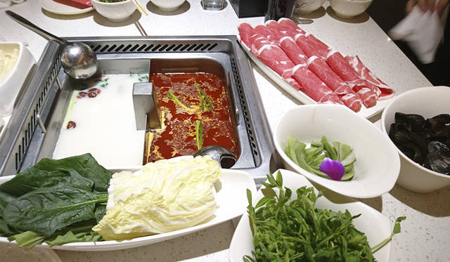 <strong>海底撈火鍋新宿店</strong> <br>住所｜東京都新宿区歌舞伎町１-21-1第二東亜会館6F <br>TEL｜03-6278-9799 <br>営業｜11:00～5:00　年中無休