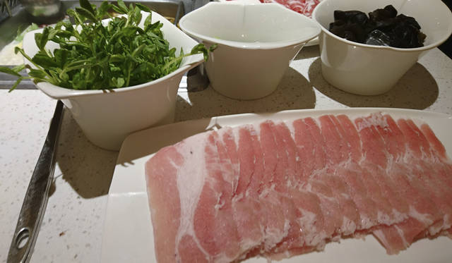 <strong>海底撈火鍋新宿店</strong> <br>住所｜東京都新宿区歌舞伎町１-21-1第二東亜会館6F <br>TEL｜03-6278-9799 <br>営業｜11:00～5:00　年中無休