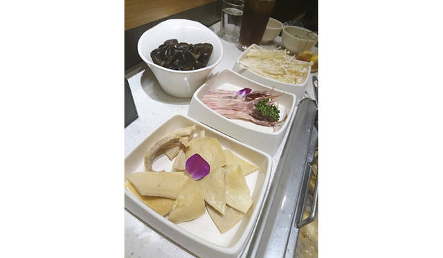 <strong>海底撈火鍋新宿店</strong> <br>住所｜東京都新宿区歌舞伎町１-21-1第二東亜会館6F <br>TEL｜03-6278-9799 <br>営業｜11:00～5:00　年中無休