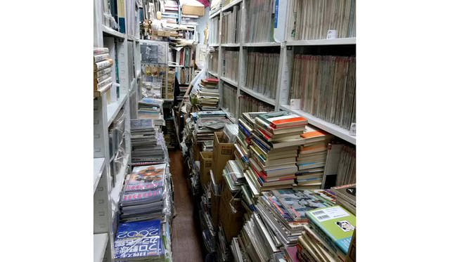 <strong>ビブリオ</strong><br> 住所｜東京都千代田区神田神保町1-25 叶ビル 1F <br> TEL｜03-3295-6088 <br> 営業｜11:00～18:00　日曜定休