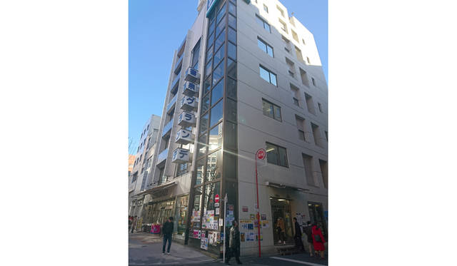 <strong>書泉グランデ</strong><br>住所｜東京都千代田区神田神保町1-3-2<br>TEL｜03-3295-0011<br>営業｜<br>平日　　10：00～21：00<br>土日祝　10：00～20：00<br>　年中無休