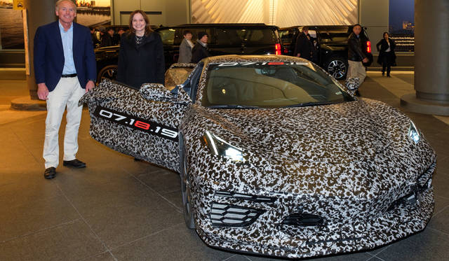 コルベットのチーフエンジニア、タッジ・ジュッター氏（奥）とゼネラルモーターズ会長兼CEOのメアリー・パーラ氏（手前）。ドアに書いてある数字は第8世代発表の「2019年7月18日」を示している。