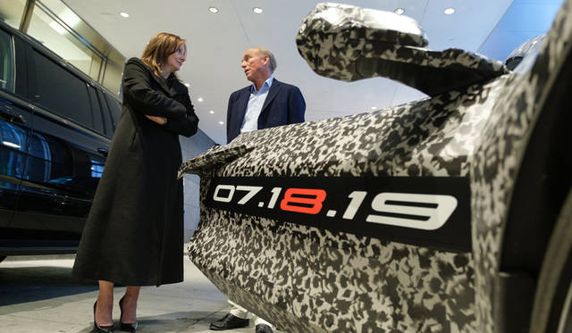 コルベットのチーフエンジニア、タッジ・ジュッター氏（奥）とゼネラルモーターズ会長兼CEOのメアリー・パーラ氏（手前）。ドアに書いてある数字は第8世代発表の「2019年7月18日」を示している。