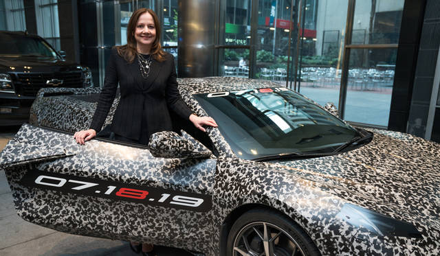 カモフラージュされた次世代コルベットの横に立つメアリー・バーラ会長兼CEO