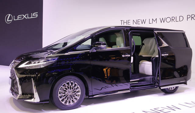 02 Lexus LM