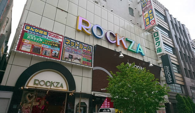 <strong>浅草ロック座</strong><br>住所｜東京都台東区浅草2-10-12<br>TEL｜03-3844-0693<br>営業｜一回目公演 : 13:00-14:40<br>二回目公演 : 15:00-16:40<br>三回目公演 : 17:00-18:40<br>四回目公演 : 19:00-20:40<br>五回目公演 : 21:00-22:40