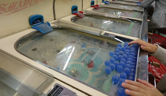 <strong>スマートボール三松館</strong><br>住所｜東京都台東区浅草2-9-13<br>TEL｜03-5426-2027<br>営業｜土日祝のみ　12:00-19:00　<sup>※早めに閉店になる場合もあり</sup>