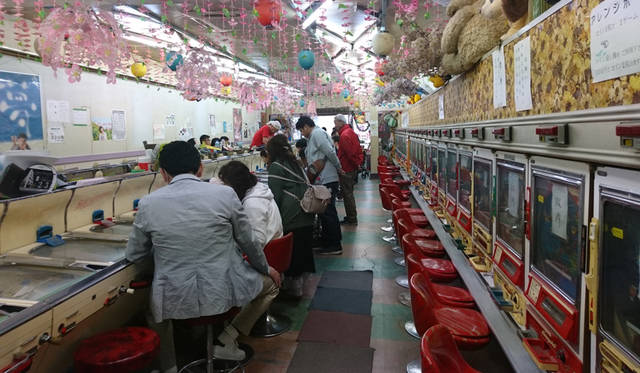 <strong>スマートボール三松館</strong><br>住所｜東京都台東区浅草2-9-13<br>TEL｜03-5426-2027<br>営業｜土日祝のみ　12:00-19:00　<sup>※早めに閉店になる場合もあり</sup>