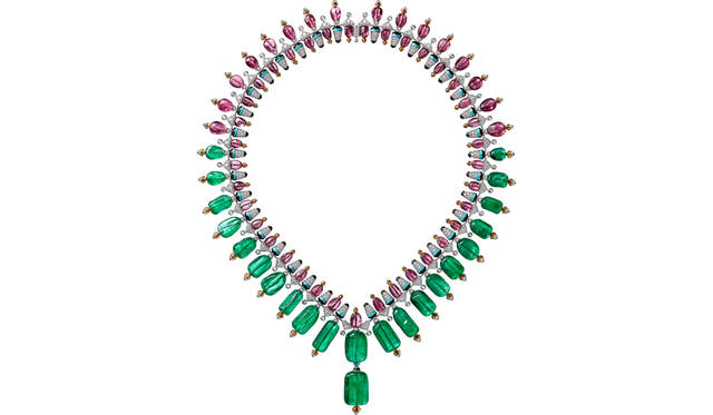 ネックレス。カルティエ、2018年。ゴールド、ダイヤモンド、アフガニスタン産エメラルド、スピネル、ガーネット、ターコイズ、オニキス。個人蔵。Vincent Wulveryck © Cartier