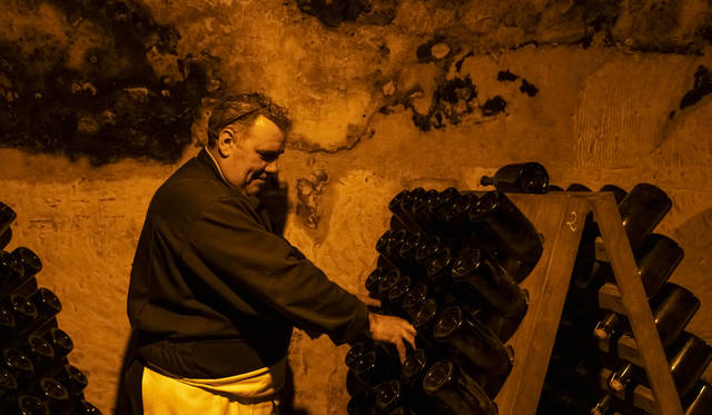 モエ・エ・シャンドンのセラーにて。瓶内二次発酵後、ボトルの口に澱を集める動瓶台。動とつくのは、斜めに刺さったボトルを少しずつ回転させ、澱を移動させるため。1800年代のシャンパーニュでの発明品のひとつ。現在はこの作業を自動化したものもある。