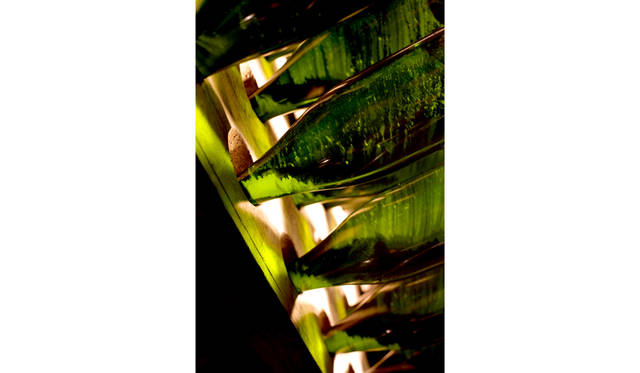 モエ・エ・シャンドンのセラーにて。瓶内二次発酵後、ボトルの口に澱を集める動瓶台。動とつくのは、斜めに刺さったボトルを少しずつ回転させ、澱を移動させるため。1800年代のシャンパーニュでの発明品のひとつ。現在はこの作業を自動化したものもある。