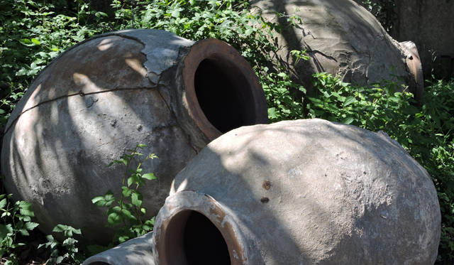 クヴェヴリ。伝統にのっとった高品質なクヴェヴリワインを造る名門「ヴァジアニ・カンパニー」では、2012年、醸造施設を再建した際、地中から200個もの古いクヴェヴリが出土した。鑑定の結果120年以上前のものだったという、これらクヴェヴリは、壺の内部に蜜蝋加工をしていない貴重なもの。このうちの40個は再生利用されている。