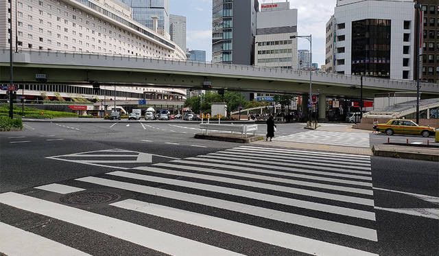 <strong>東京都港区元赤坂1丁目「赤坂見附」交差点</strong>