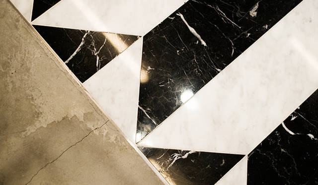 大理石とコンクリートのコンビが新鮮な旗艦店の床。洋服のデザインと共通するコンセプトである「コントラスト」を店舗のデザインでも表現