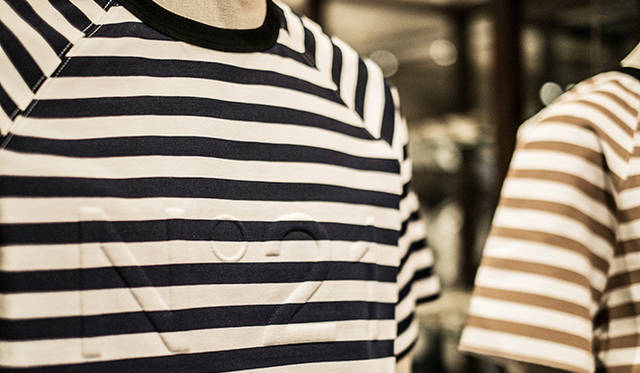 ショップ限定のボーダーのカットソー。ブランド名がエンボス加工で施された一枚。メンズとレディースを展開。4万2120円