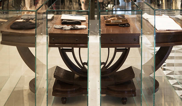 1階の中央に配置された什器は、6つに分けられた机がガラスケースに入った斬新なデザイン。現代美術作家ダミアン・ハーストの作品からインスピレーションを得ている