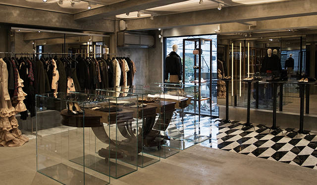 写真は、ショップの2階。フロアの中央に一階と同じガラスケースの什器が配置されている