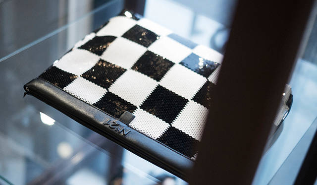 市松模様がスパンコールで表現されたレディースのクラッチバッグ