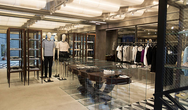 ショップの1階。外観と対照的な内装は、イタリアらしいデコラティブなデザインの雰囲気を表現している