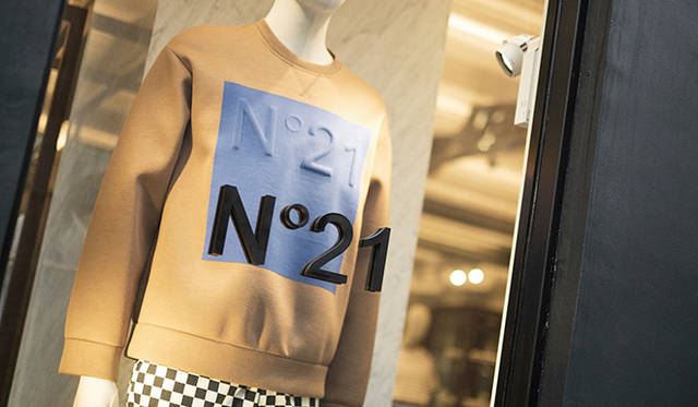 ショップ1階のショーウィンドウ。エンボス加工でブランド名を表現したネオプレン素材のトップは、2015年春夏シーズンのもの