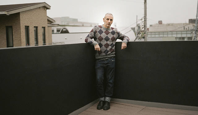 写真は、アレッサンドロ・デラクア。フラッグシップショップ3階のテラスで撮影