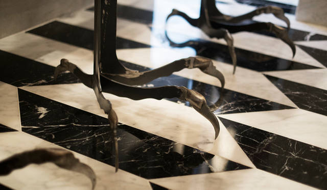 ショップに置かれた机の脚は、鷹の爪を模したデザインになっている。ショップ内の什器はすべてオリジナル