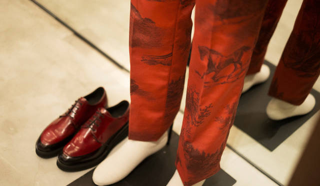 馬や草原の風景がプリントされた2014-15年秋冬シーズンのトラウザーズとシューズ