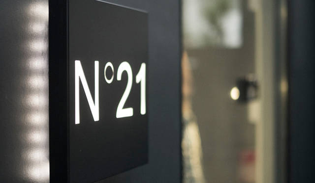 ショップ入口に設置されたサインボード。内側に配置されたライトにより、ブランド名が浮かび上がるようになっている