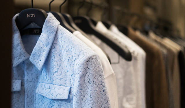 手前は、ダブルレースを使った2015年春夏シーズンのメンズブルゾン。このブランドの特徴である、クチュール的なデザインが表現された、代表的なアイテム