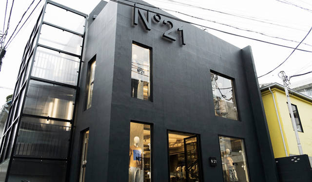 東京のミニマリズムを表現したという黒のファサード。ショップデザインは、このブランドのミラノの本社も手がける建築家のハネス・ペールが担当