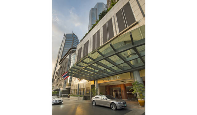 ホテルへの送迎は、ラグジュアリーなBMW7シリーズのロングホイールベースで行われる