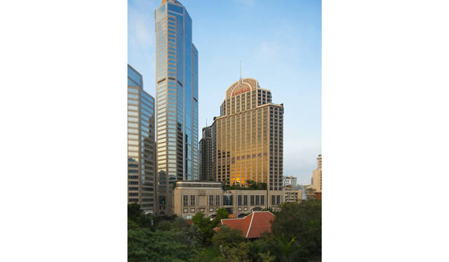 オールシーズンプレイスと呼ばれる複合施設にあるコンラッド バンコク。各国の大使館が並ぶ、バンコクのほぼ中心にある