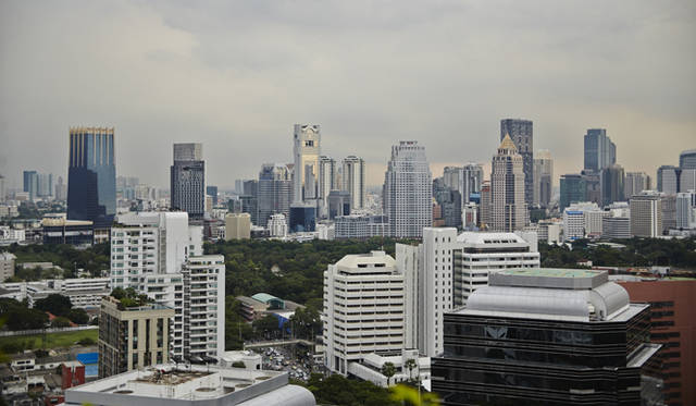 高層ビルが林立する国際都市バンコク。570万人の人口を持つが、一説には外国人も含めると1000万人は住むといわれている