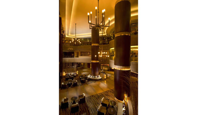 3階部分まで吹き抜けのロビーを持つ、コンラッド バンコク