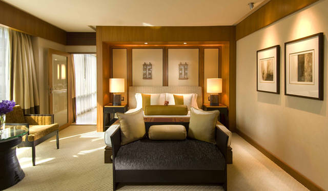 シックなウッドとタイシルクでデザインされたゲストルーム