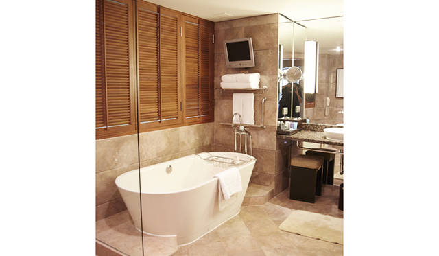 眺めの良い窓際にバスタムを設置。夜景を見ながらのリラックスタイムを楽しめる