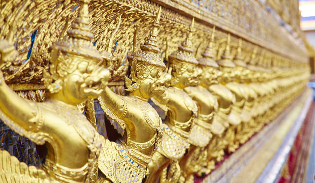 金箔をふんだんに使用した豪華な装飾と、伝統様式が目を引くエメラルド寺院