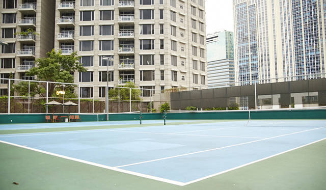 ナイター設備も完備するテニスコートは7階屋上部分にあり、ビルを横目にプレイが楽しめる