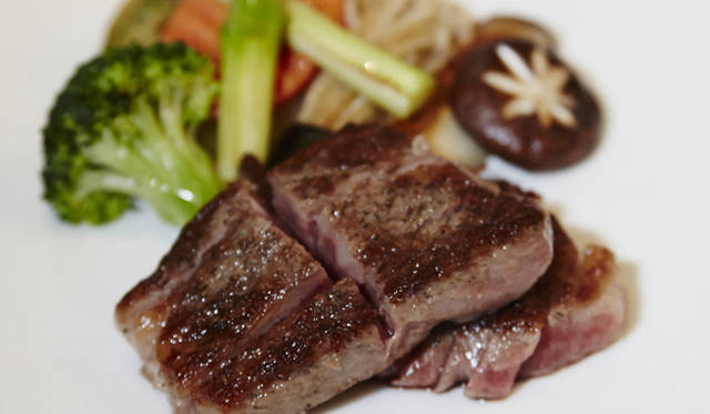 日本と変わらないクオリティの和食を提供する「きさら」では飛騨牛のステーキが人気メニュー