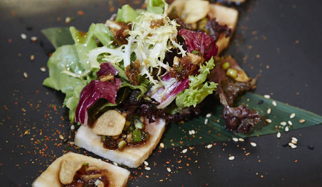 繊細な盛りつけも和食の楽しみ。地元の富裕層や、大使館などの外国人ゲストにもヘルシーな和食は人気