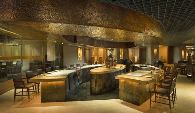 ラグジュアリーなデザインでゲストを迎えてくれる「きさら」。日本人スタッフもいるので安心して食事が楽しめる