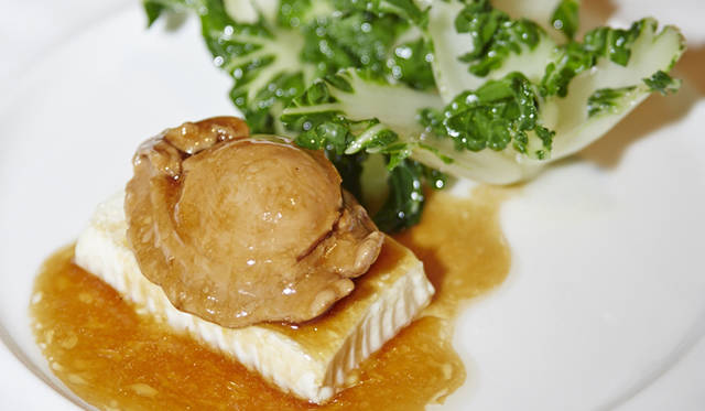 季節の新鮮な魚介類を使ったメニューは日本人の口にも合う、チャイニーズレストラン「柳（LIU）」